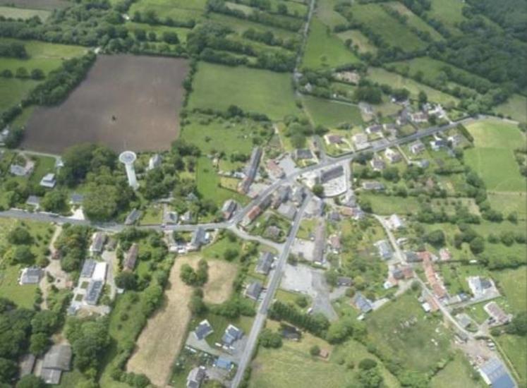 Vue aérienne d’une urbanisation en forme d’étoile dans la baie du Mont Saint-Michel.