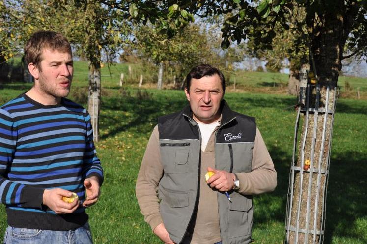 Pour Florent Bazille et Dominique Guillemine, producteurs de pommes et de poires à St-Mars d’Egrenne, si la filière n’offre pas plus de lisibilité, les tronçonneuses seront de sortie au fil de la restructuration laitière. Par ailleurs, les responsables syndicaux insistent pour, qu’à l’avenir, le prix d’achat des pommes et poires soit communiqué en début et non en milieu de campagne. 