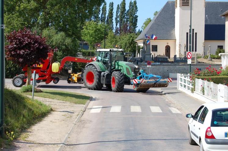 La route desservant le Mesnil-Patry est interdite aux véhicules de plus de 10 tonnes. Les agriculteurs ont donc embarqué les élus locaux sur l’itinéraire de substitution. Un itinéraire qui, selon les exploitants, représente plusieurs km supplémentaires et une dangerosité accrue pour les usagers. (DR)