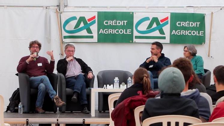 Antoine Thibault, alias Agriskippy, agri-youtubeur ; Jean-Louis Peyraud, directeur scientifique adjoint agriculture à l’Inra; Richard Buxant de l’association #Cofarming et Anne-Charlotte Dockès,  responsable du département métiers d’élevage, transfert, impact et société à l’Institut de l’élevage.