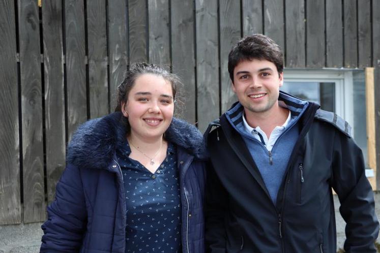 Samuel (à droite) est éleveur de Blondes d'Aquitaine dans l'Orne. Il assiste aux Prairiales avec son technicien, Clément.