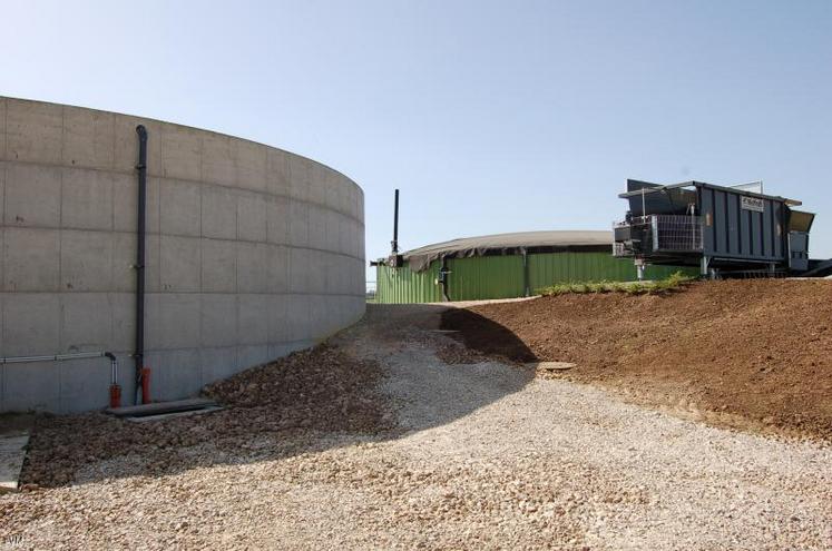 A gauche : la fosse de stockage. Au centre : le digesteur. Sa bâche se gonfle avec la production de biogaz. A droite : le vielfrass. Les agriculteurs y déposent les déchets végétaux.