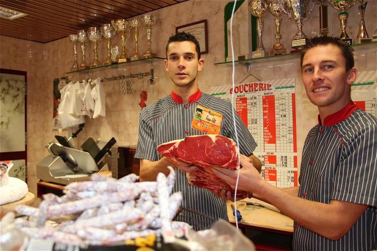 Fabien Auvray (à droite) en compagnie de Kevin Sellos (son chef boucher) : "le consommateur est prêt à payer le prix lorsqu'il s'agit de qualité".