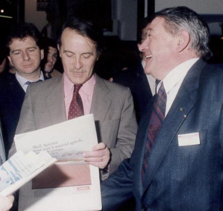 Avec Henri Nallet en 1990, alors ministre de l’Agriculture, Porte de Versailles à Paris dans le cadre du SIA. Henri Lefèbvre est fier du journal du quotidien du salon de l’Agricuture réalisé par son équipe de journaliste