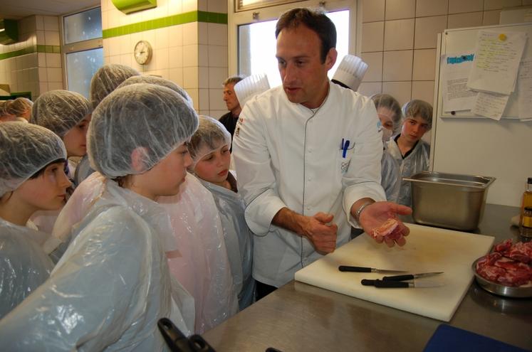 Au menu du cours dispensé par le chef Delacour de Granville : brochette de bœuf  à la coriandre et au cumin. 