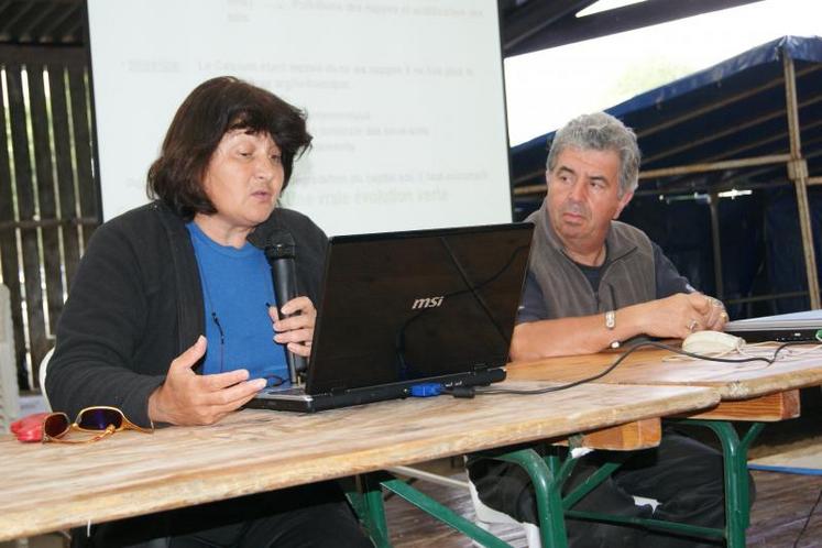 Lydia et Claude Bourguignon, agronomes indépendants, "le sol est vivant, depuis un siècle il est détruit au fil des ans par des méthodes inadaptées à sa préservation".