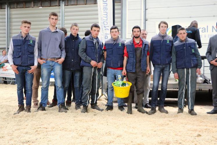 Les jeunes de la MFR de Blangy-le-Château sont récompensés pour l’aide qu’ils ont apportée aux éleveurs durant les deux jours du concours.