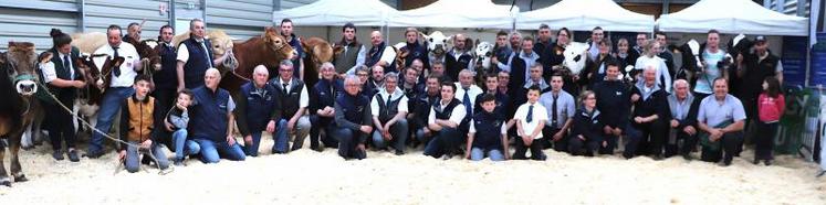 Photo de groupe de tous les éleveurs présents à la foire de Lisieux.