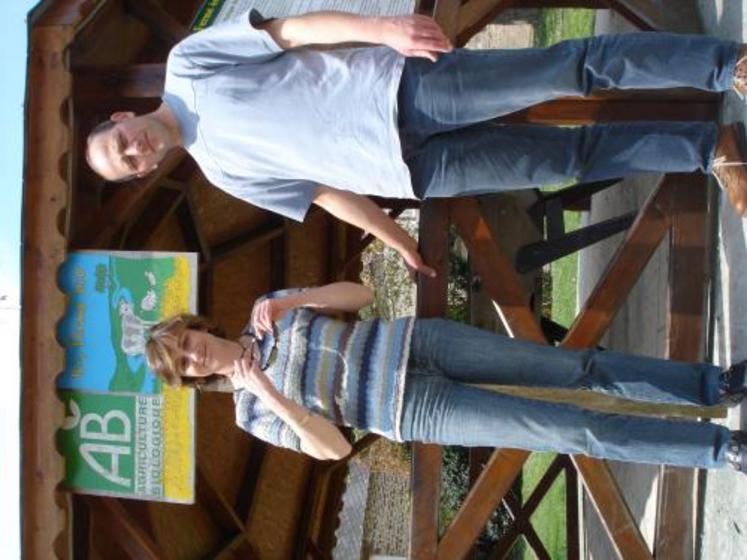 Patricia Bouffard et Benoît Lacroix, deux des gérants des “Fermiers Bio d’Isigny”. Les producteurs bio s’occupent de tout. “De la fourche à la fourchette”.