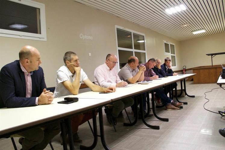 De gauche à droite : Benoit Drouin (président du conseil de surveillance de la branche lait Agrial), Pascal Lebrun (son président), Arnold Puech d'Alissac (président de la FRSEA Normandie,) Ludovic Blin (section lait FRSEA Normandie), Philippe Marie (section lait FDSEA 14); Laurent Duclos (section lait FDSEA 27), Nicolas Declomesnil (section lait JANormandie). DR