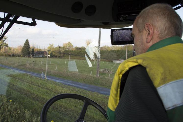 Le chauffeur est seul sur le chantier.