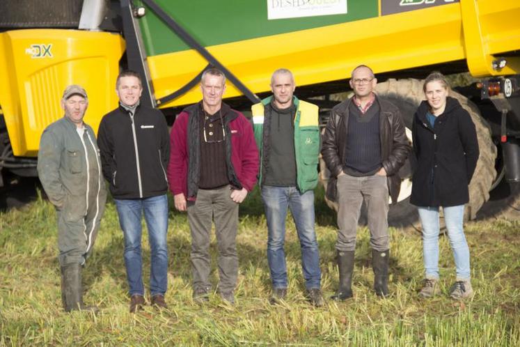 De gauche à droite : Jacky Toulier du Gaec du Pont Vaulégeard ; Fabien Lemonnier, Michel Bellamy (la SAS Michel Bellamy assure le SAV) ; Stéphane Crosnier, chauffeur de la coopérative Deshyouest ; Christian Savary et Sarah Cave