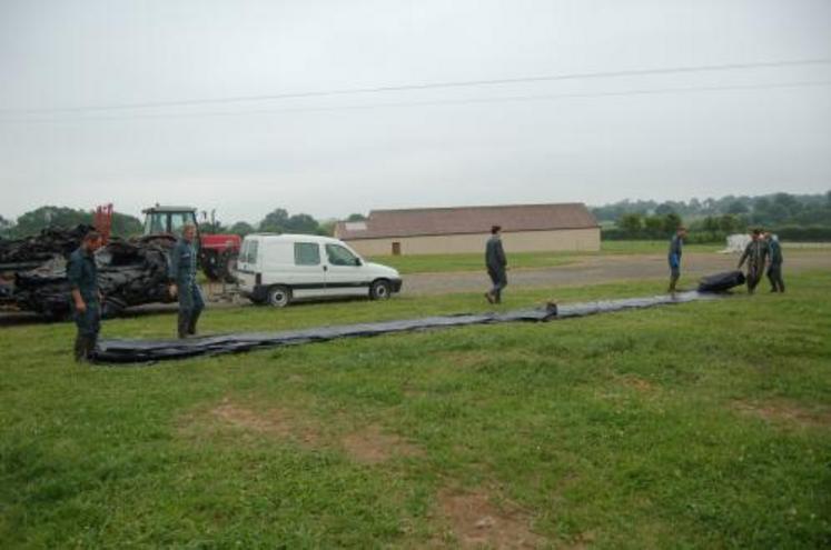 Les bâches dès leur arrivée sont déroulées pour vérifier leur nettoyage.