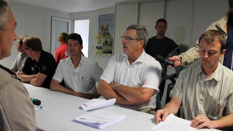 Pascal Férey (président de la FDSEA de la Manche) : "on souhaite avoir des relations normalisées avec la Grande Distribution. On se retrouvera à la Toussaint pour échanger à nouveau sur la base de comptabilités plus abouties". Dans cette rencontre in situ entre le syndicalisme agricole (jeune et aîné) et la distribution, Système U, Leclerc et Auchan avaient fait le déplacement. Cumulés, ils pèsent presque 50 % de part de marché.