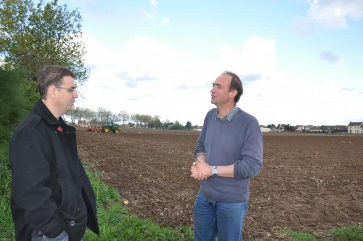 David Philippart (directeur de la FREDON) en discussion avec Hervé Nicolle (agriculteur à Bernières-sur-Mer). Il a fallu utiliser l’an dernier un effaroucheur pyro-optique pour sauver cette parcelle de colza.