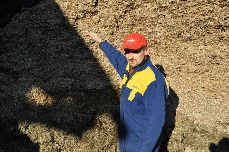 L’ensilage d’herbe du printemps est recouvert par le maïs à l’automne. Dans le silo cette année, presqu’autant de maïs que d’habitude mais énormément moins d’herbe.