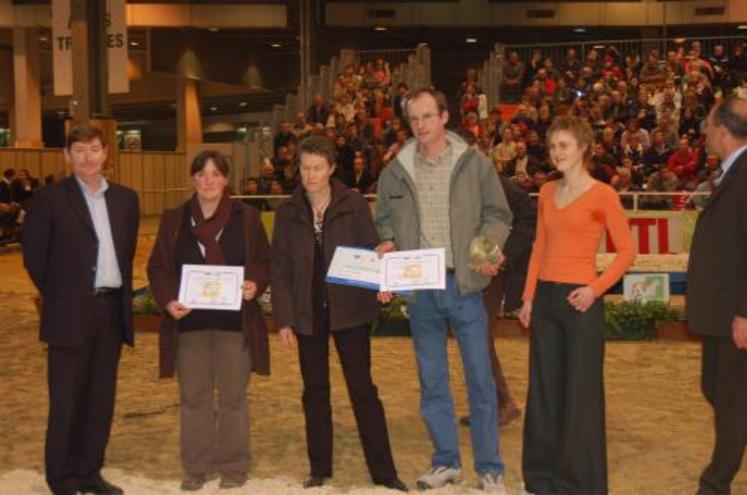 Remise du prix à Thierry Gourney, un éleveur qui joue à fond la carte de la race Normande