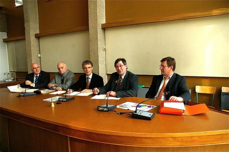 De gauche à droite : Raymond Poulinère (maire-adjoint en charge du foncier), Michel Auvray (président de la CDC), Jean-Yves Cousin (député maire), Jean-Pierre Fontaine (président de la SAFER) et Philippe Garnier (chef de service à la SAFER). 