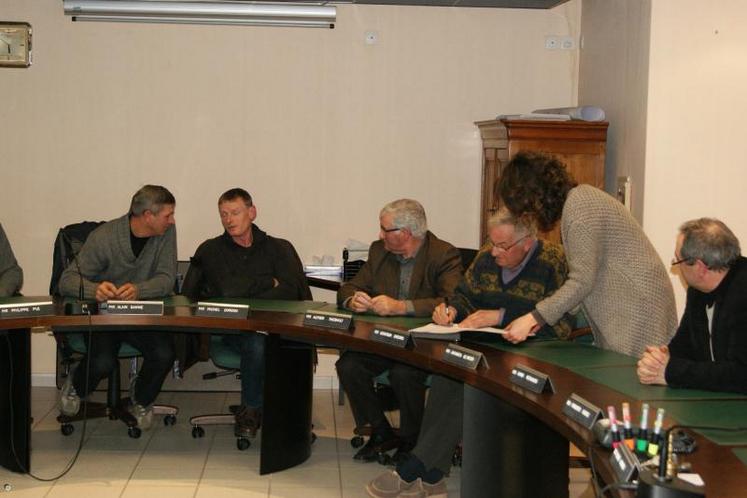 Jean Bagot, président cantonal de la FDSEA, (à droite) signe la convention de gestion des haies sur isigny le Buat.
