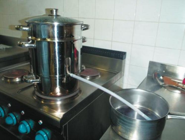 Une cuisine adaptée avec des murs et des matériels lisses, lavables… est exigée (ici : extracteur à jus).