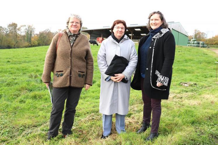 Adeline Bard, Chantal Castelnot et Anne-Marie Denis, jeudi 16 novembre, au Gaec des Frênes. La sous-préfète de l’arrondissement de Mortagne-au-Perche a entendu les problèmes fonciers que rencontrent les agriculteurs. Adeline Bard, qui a été responsable des courses hippiques et du Pari mutuel, souligne que « les haras sont créateurs d’emplois. On ne peut pas opposer les deux secteurs ». DR