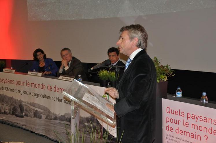 Laurent Beauvais, président de la Région Basse-Normandie, a évoqué le conflit entre l’individuel et le collectif avant d’indiquer “que les questions liées à l’environnement sont bien réelles. Il ne faut pas les diaboliser.”
