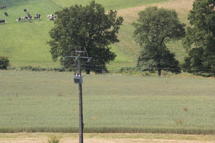 Le réseau HTA (moyenne tension de 20 000 volts) distribue l’électricité jusqu’à l’entrée des villages, bourgs et hameaux, pour y être transformée en courant de 230 v.