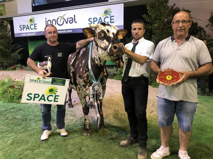 Deux ans seulement après avoir remporté le titre de championne jeune, le Gaec des Poissons s’impose sur la plus haute marche du podium du Space avec Nuptiale. La famille Lefauconnier succède à la famille Mazier quinze ans plus tard.