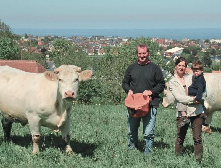 Stéphanie et Nicolas Simar avec leur fils, à une semaine de l’assemblée générale du syndicat départemental des éleveurs de charolais qui se déroulera chez eux.