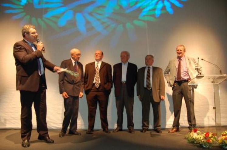 Les quatre anciens présidents de la FDSEA de la Manche;, Auguste Lefèvre, Michel Cottebrune, Michel Hamel et Eric Leclerc ont reçu une médaille commémorative de la part de Pascal Férey (FDSEA) et Ludovic Blin (JA°.