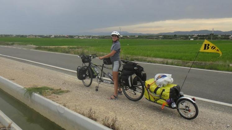 Pauline Arnaud pose sur “Bob” le tandem. Le sud de l’Espagne ? Chaud, très chaud, notamment lorsqu’il faut monter à plus de 1000 mètres.