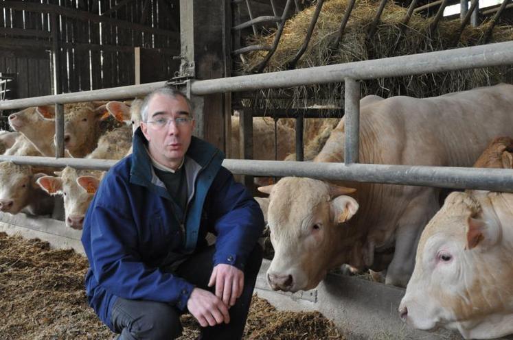 La ferme Orne n’installe quasiment plus  en atelier bovin. En quelques années, c’est toute une filière qui pourrait être rayée du paysage agroalimentaire régional. Olivier Chedot tire la sonnette d’alarme déjà activitée par le FDSEA lors de sa journée bovine à Argentan le 16 décembre dernier.