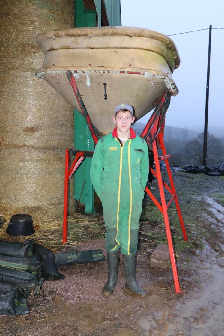 Yoan Gallot, dans la ferme familiale à Sainte-Honorine-la-Guillaume à côté de sa machine à remplir les boudins de lestage.