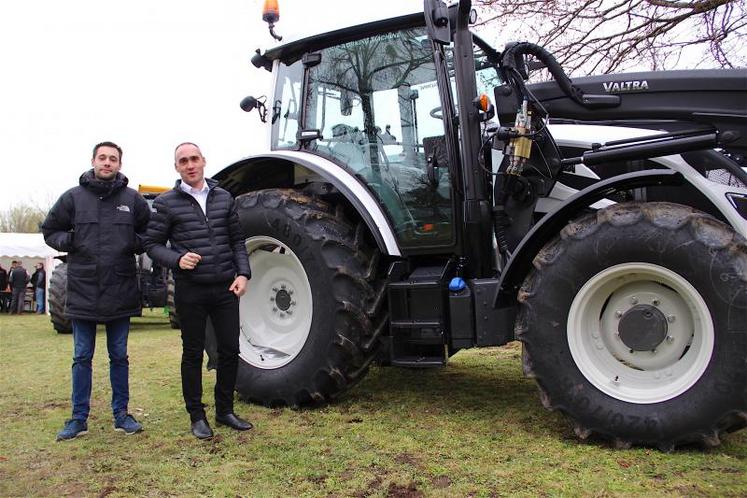 Arthur Mestre (adjoint de direction chez Motin Frères) et Grégory Fourmont (responsable des ventes chez Valtra). Au niveau local comme au niveau national, on confirme une bonne tenue du marché des équipements agricoles. « Le marché ne freine pas. En lait, il est reparti depuis 1 an 1/2 et en céréales, ça repart ». Un contexte de bon augure pour la série A de Valtra taillée pour les zones d’élevage et pour le maraichage avec sa petite taille et sa boite lente (32-32). DR