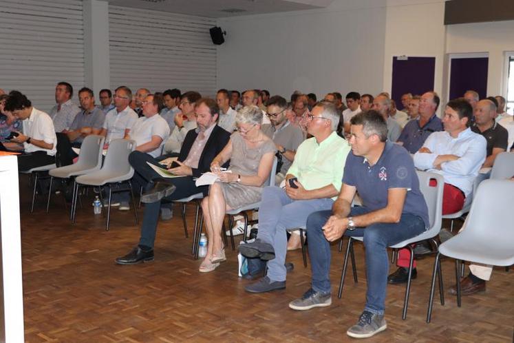 Salle comble et attentive au foyer rural de Cagny, à quelques centaines de mètres de l’usine convoitée