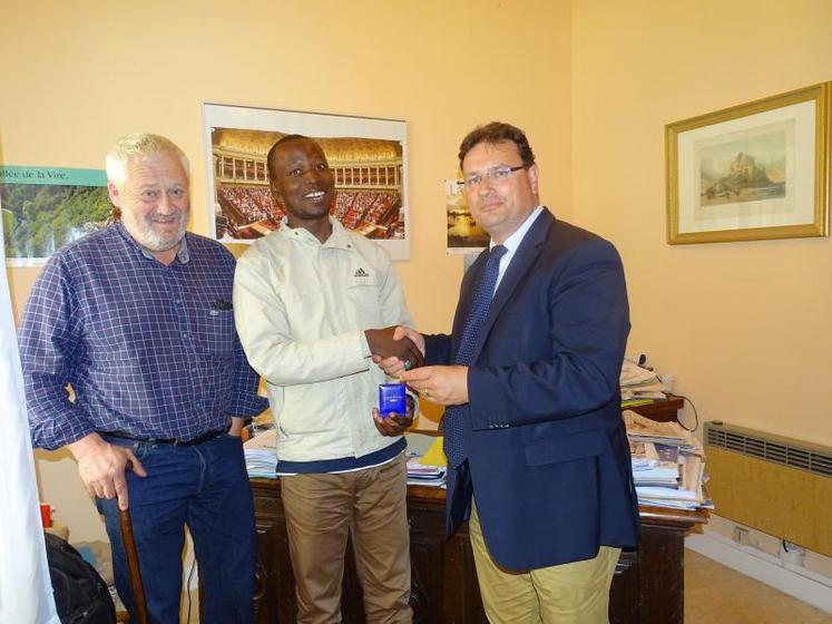 (De gauche à droite) Thierry Chasles (membre du bureau de l’Afdi et agriculteur à Domjean), Ibrahim Sidibé et Philippe Gosselin (candidat à la 1ère circonscription de la Manche aux élections législatives).