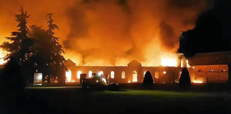 Dans la nuit du 11 au 12 juillet, pas moins de 2 400 m2 de toiture des écuries 3 et 4 du haras de Saint-Lô sont partis en fumée. Aucun blessé n’est à déploré ni aucun cheval.