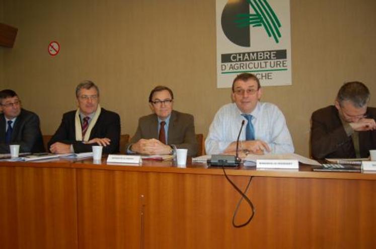 Première session pour le Préfet Jean Charbonniaud (au centre) sur une actualité brûlante, le lait, vendredi à Saint-Lô.