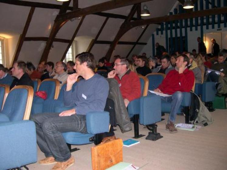 130 personnes ont participé à la 1ère journée qui faisait le point sur les produits phytopharmaceutiques utilisables en bio et qui présentait l’impact de l’agriculture sur le changement climatique et surtout l’impact de ce réchauffement climatique sur l’agriculture.