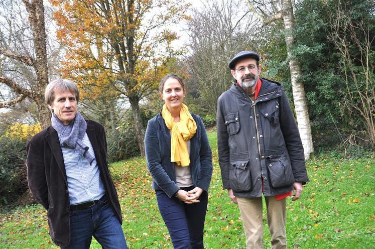 Philippe Deshayes, Nadège Mahé et Dominique Eve encouragent les futurs éleveurs à suivre ce certificat de spécialisation en système pâturant. DR