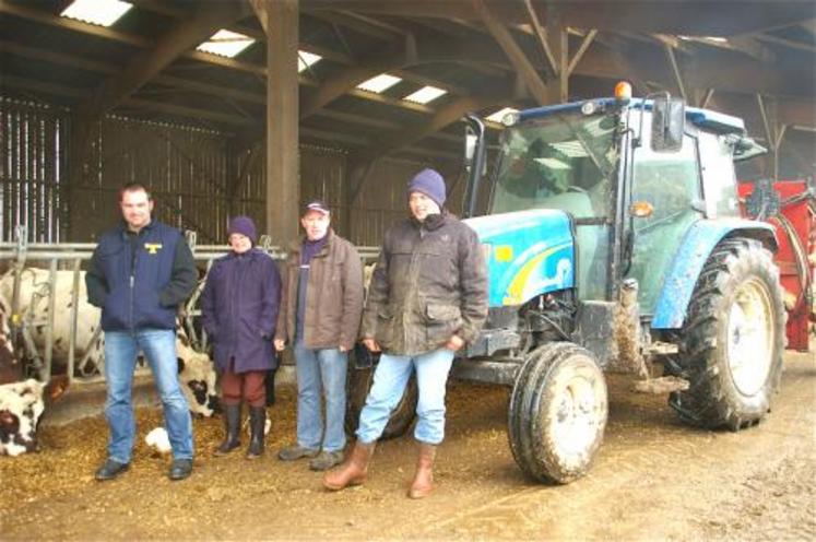 François Chotard et sa mère Jacqueline aux côtés de Lionel Aubine et Dominique Delahaye (entrepreneurs) devant la dernière acquisition du GAEC: un tracteur de 85 cv, 2 roues motrices, largement suffisant pour désiler, faucher , faner ou bien encore tirer la bétaillère.