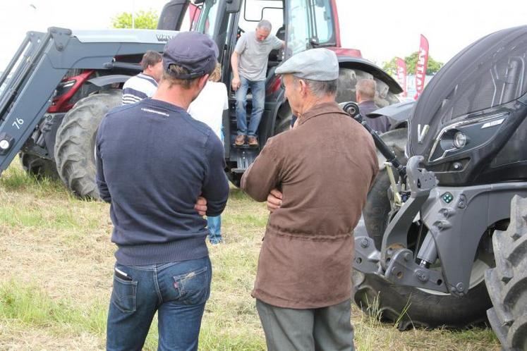 La série T adopte des blocs Agco Power six cylindres (6,6 ou 7,4l) conformes aux normes Tier 4 final qui se contentent d'un DOC et d'un SCR comme système de dépollution. À noter le passage à 600 heures de l'intervalle d'entretien.