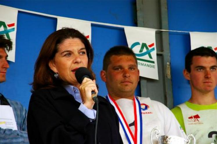 Le vainqueur félicité par Nathalie Goulet, sénateur de l’Orne.