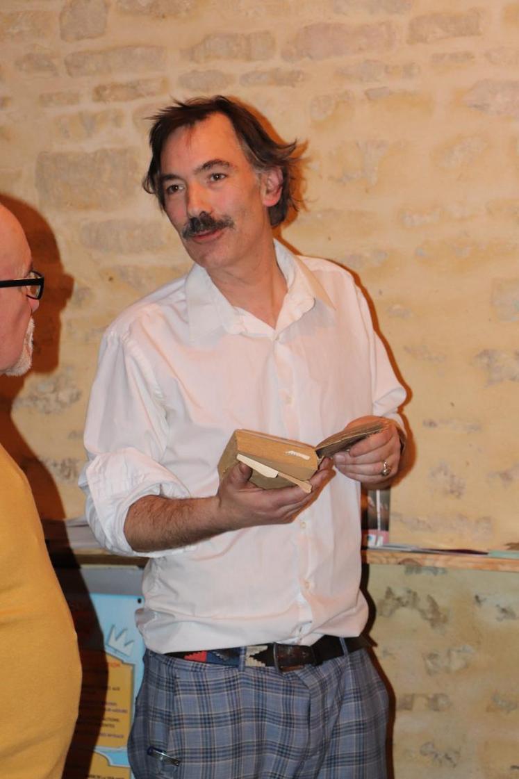 Le comédien Jean Fauchier Delavigne, artiste associé à la ferme culturelle du Bessin lit les propos du conteur Arthur Marye. Son spectacle Rurality show est écrit et joué en normand.