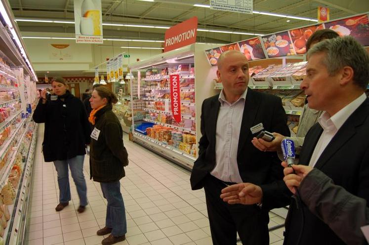 Dans toutes les grandes surfaces du département, le déréférencement par la distribution a été appliquée. A Leclerc St-Lô, le directeur explique qu'il soutient la démarche des producteurs.