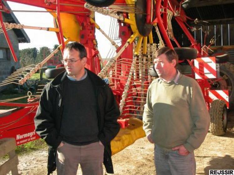 Christian Savary et Jean-Claude Dubois. Ensilage à l’autochargeuse ou avec l’ensileuse automotrice : le prix de revient est comparable. Par contre, question contraintes et organisation de chantier, avantage à la première citée.