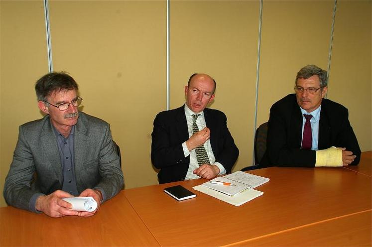 Patrice Lepainteur (président de la FDSEA du Calvados), Arnold Puech d’Allissac (président de la FRSEA Normandie) et Pascal Férey (président de la FRSEA de Basse-Normandie). “Après une année 2009 qui a vu le revenu des producteurs de lait baisser de 54 %, nous sommes confrontés à nouveau à l’intransigeance des industriels laitiers. Alors que l’accord du 3 juin avait fixé des indicateurs destinés à servir de base pour fixer l’évolution du prix du lait, la FNIL ...