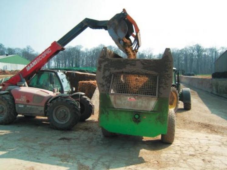 Chargement rapide, paille pré-coupée, aliments groupés et mélange en fin de chargement, limitent la consommation à 2.6 l/j/100 VL.