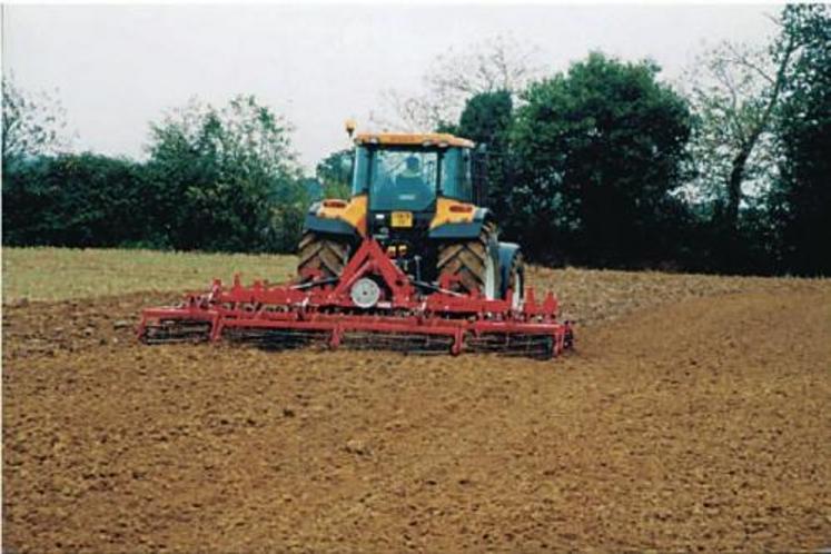 Même si le semis est possible jusqu’à fin avril, une implantation précoce permet d’optimiser la production de cette première année, et de faciliter la mise en place d’espèces lentes à s’installer comme les fétuques.