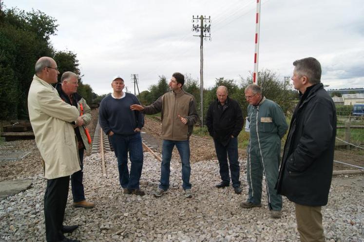 Les agriculteurs de l’Avranchin avaient manifesté leur colère devant le Sous-Préfet, face aux passages à niveau fermés, voici trois semaines. Ils ont obtenu une première réunion de concertation.